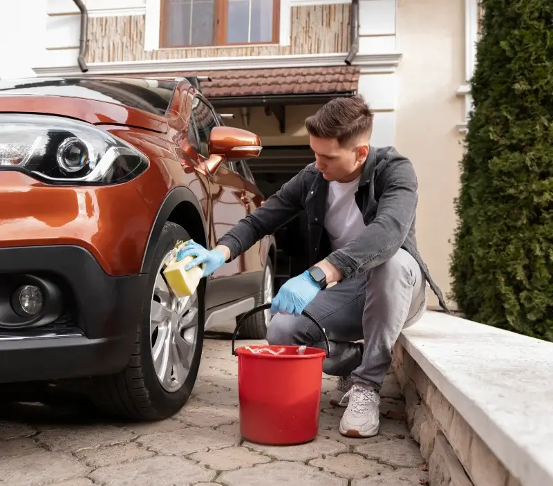 Lavage auto à domicile Peisey-Nancroix : professionnel intervenant sur un véhicule